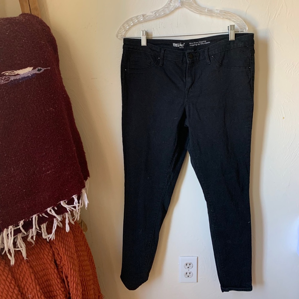 Black skinny jeans.